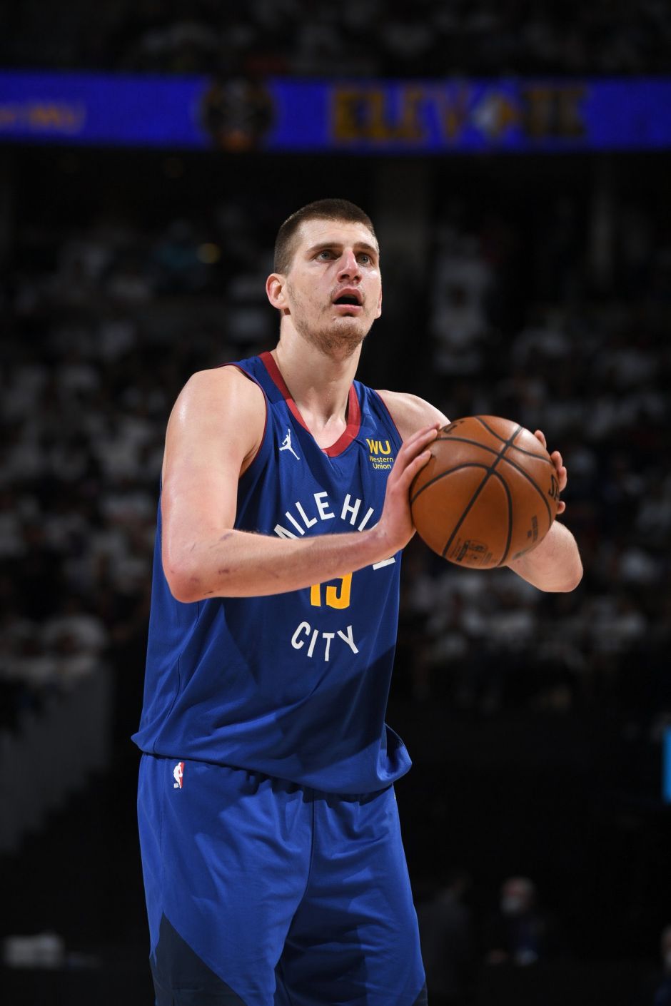 尽管他在比 尽管他在比