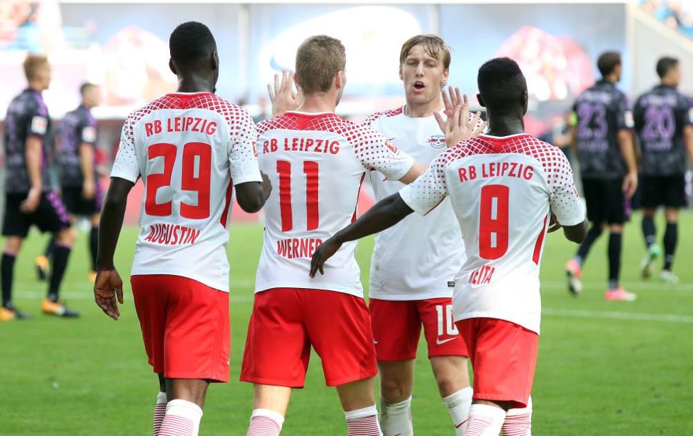 草地看台扩 草地看台扩